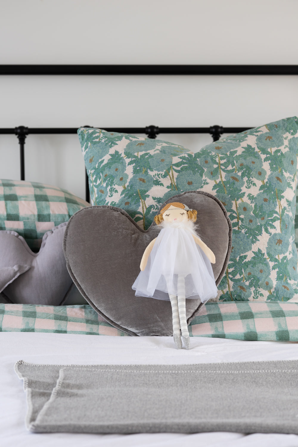 Miss Olive-White - Nana Huchy